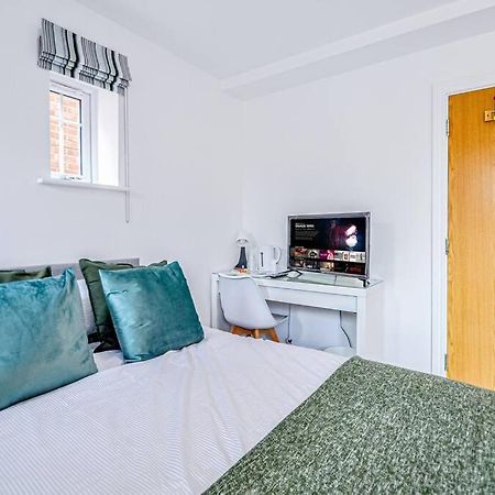 Entire House Sleeps 8 Near The River Thames Maidenhead Exterior photo