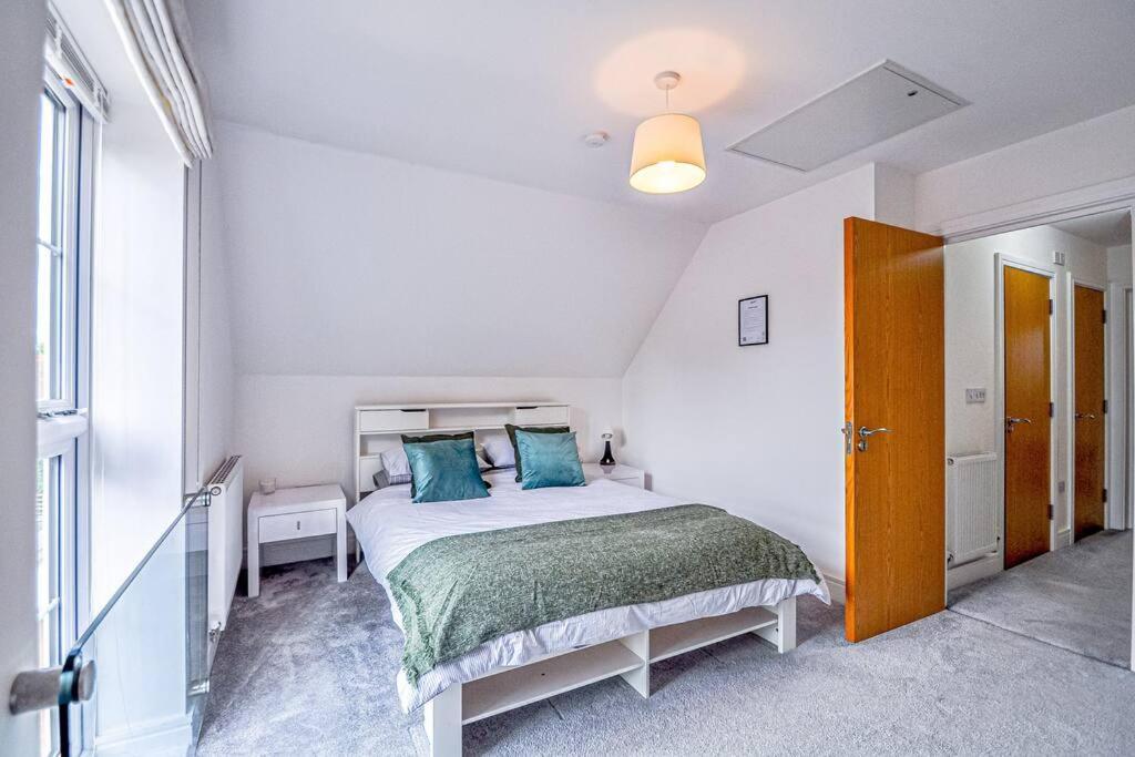 Entire House Sleeps 8 Near The River Thames Maidenhead Exterior photo
