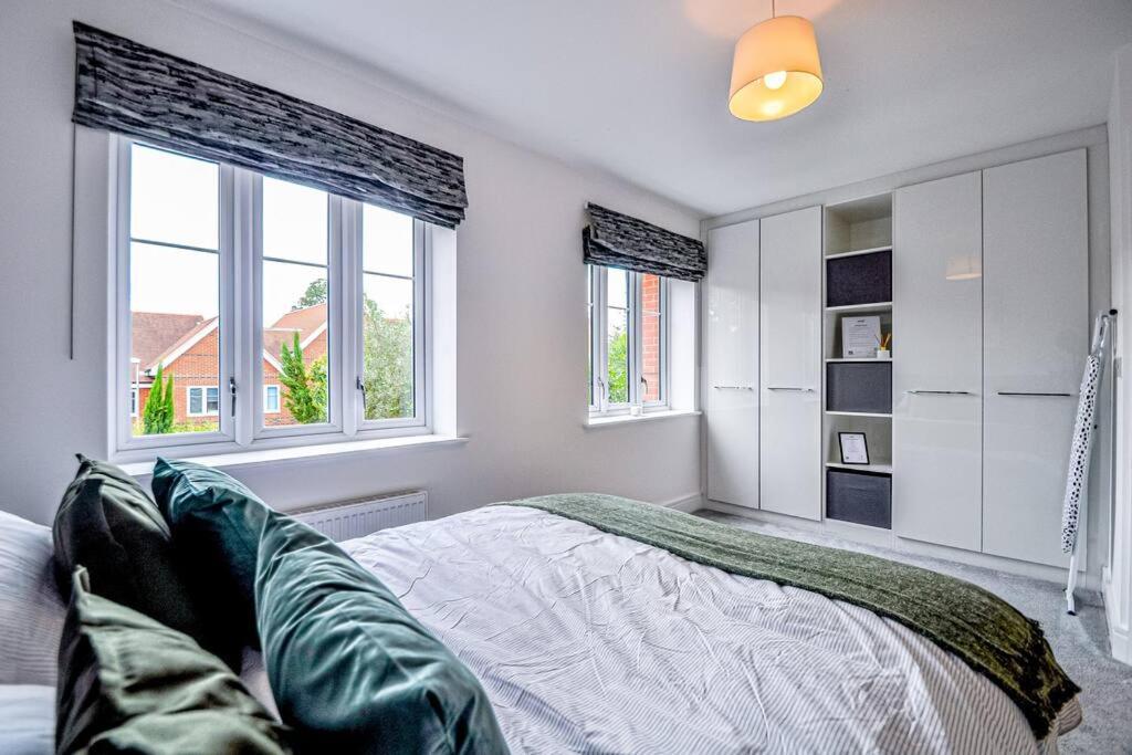 Entire House Sleeps 8 Near The River Thames Maidenhead Exterior photo