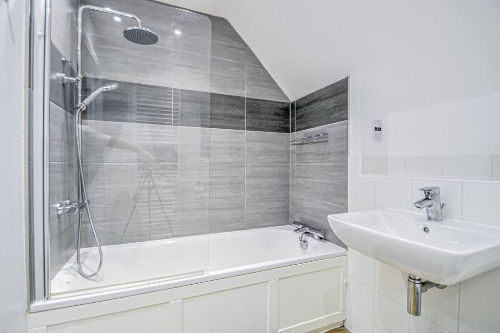Entire House Sleeps 8 Near The River Thames Maidenhead Exterior photo