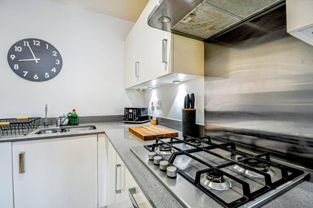 Entire House Sleeps 8 Near The River Thames Maidenhead Exterior photo